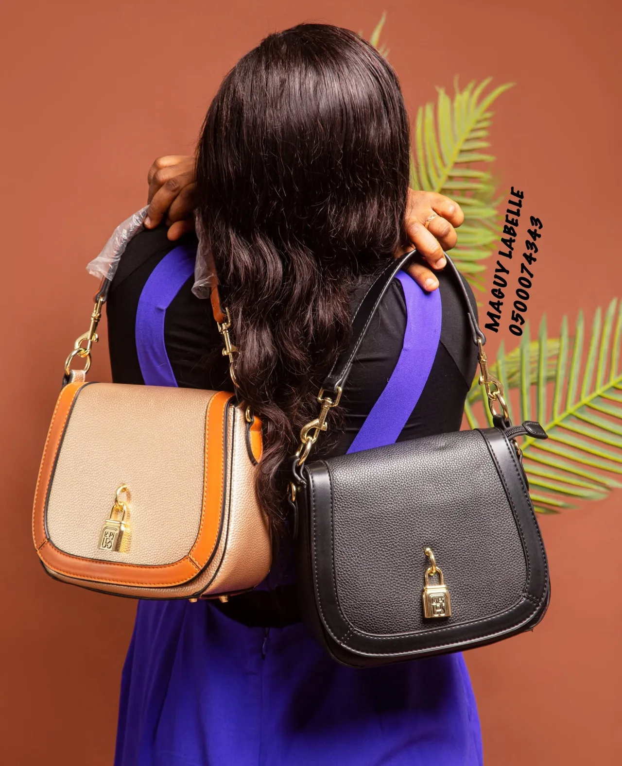 Photographie de marque présentant deux sacs devant un fond terracotta.