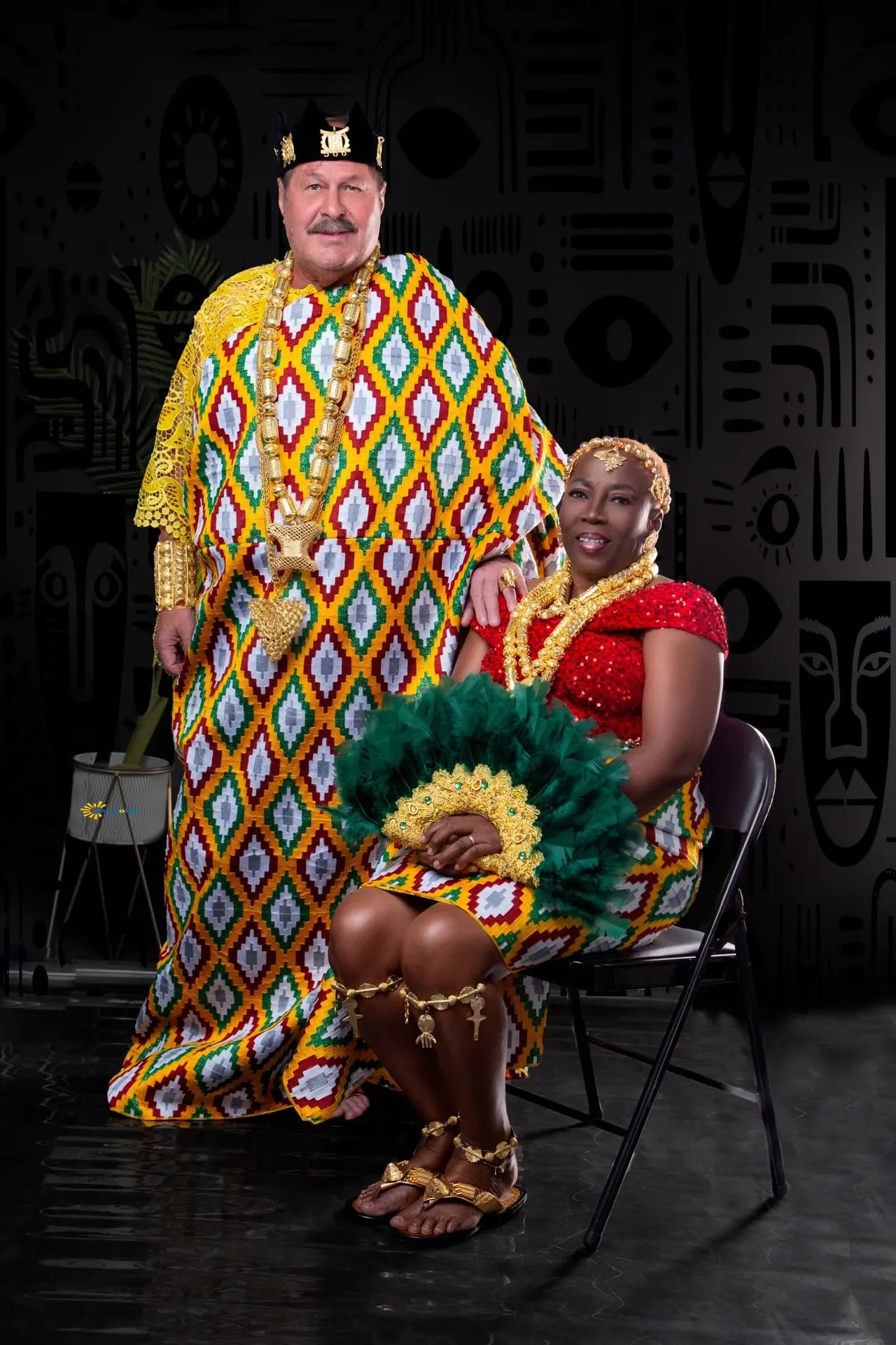 Portrait de couple en tenues traditionnelles.